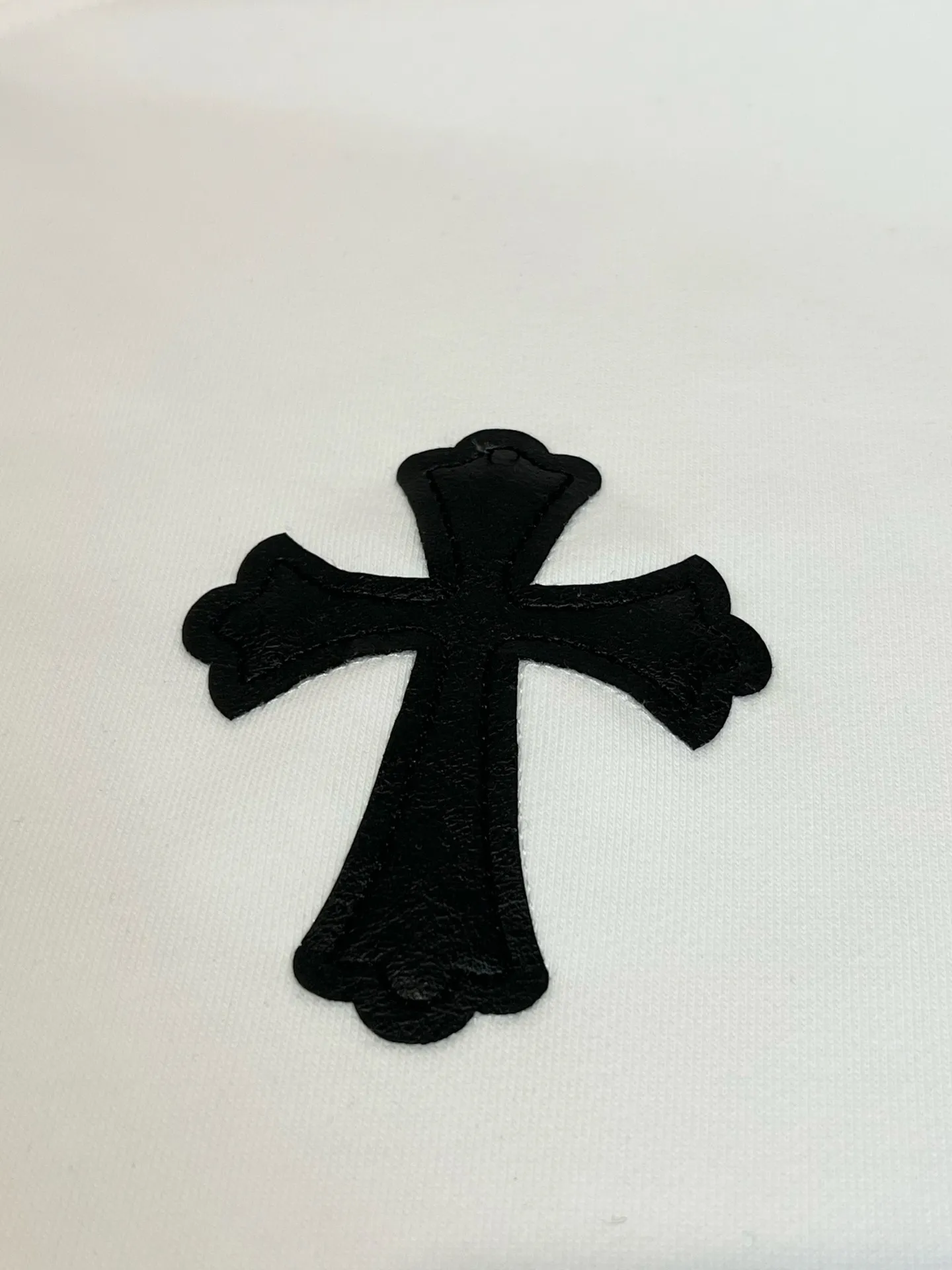P360 Size: S/M/L/XL White/Black Unisex Chrome hearts ❤️Embroidered cross sweatshirt zipper jacket, comfortable and soft fabric, casual and comfortable to wear. The body is embellished with Sanskrit printing of the brand, which adds highlights to the solid color. The loose fit gives people a versatile feeling, and the upper body effect is also very strong. It is a super good-looking one. ⚠️Washing method: Please wrap pure cotton products in a laundry bag on the back for quick machine washing in cold water! ! Do not soak/wash in warm water!